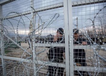La policía de Macedonia dijo  encontraron a 22 migrantes empacados en un SUV