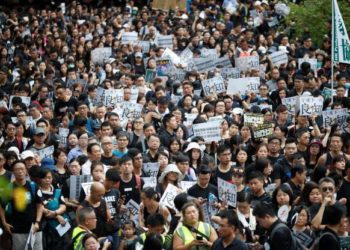 Maestros de Hong Kong desafiaron las tormentas eléctricas el sábado para iniciar manifestaciones