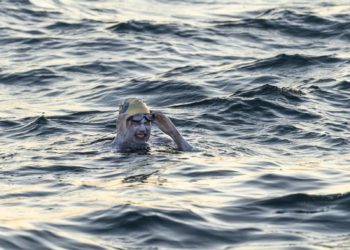 Una sobreviviente de cáncer estadounidense ha tenido éxito en cruzar el Canal de la Mancha