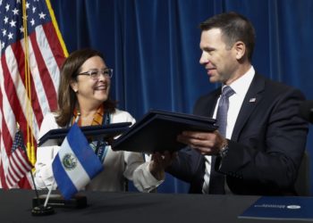 Estados Unidos firmó el viernes un acuerdo para enviar  solicitantes de asilo a  El Salvador