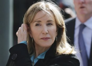 La actriz Felicity Huffman fue sentenciada a 14 días de prisión