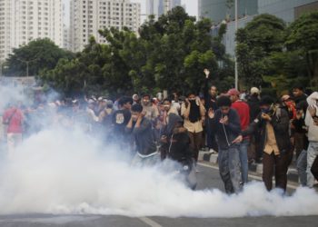 La policía de Indonesia disparó múltiples rondas de gases lacrimógenos contra miles de estudiantes