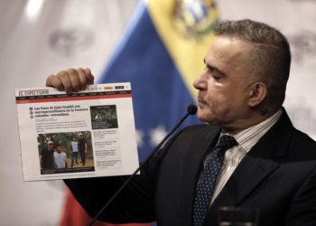 El líder de la oposición venezolana, Juan Guaidó, rechazó acusaciones de vínculos con un grupo armado ilegal en Colombia
