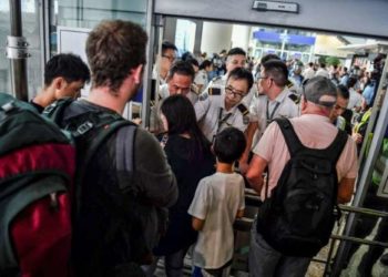 Cientos de activistas  de Hong Kong,  bloquearon algunas rutas al aeropuerto de la ciudad el domingo