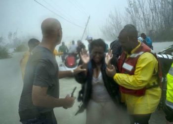 Equipos de rescate en las Bahamas se desplegaron el miércoles a través de casas destrozadas e inundadas