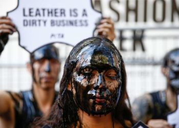 Activistas del clima derramaron  alfombra roja “sangrante” en la inauguración de Semana de Moda de Londres
