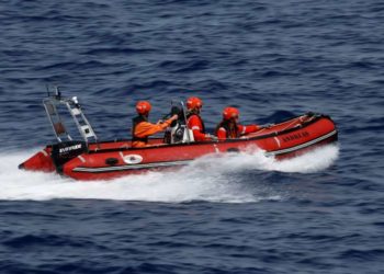 A más de 100 migrantes a bordo de un barco, se les permitió desembarcar en Sicilia