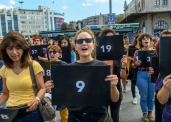 Docenas de mujeres protestaron el sábado en Estambul para denunciar el aumento de la violencia contra mujeres
