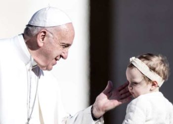 El Papa Francisco dijo el domingo que llegó tarde al   Ángelus porque quedó atrapado en un elevador del Vaticano
