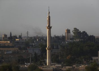 El ejército de Turquía dijo que capturó una ciudad fronteriza siria clave
