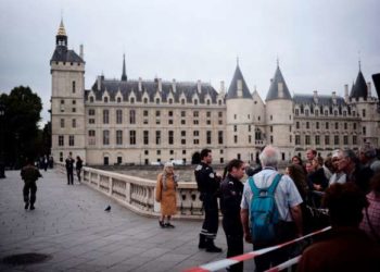 Un administrador armado con un cuchillo atacó a  oficiales de París el jueves