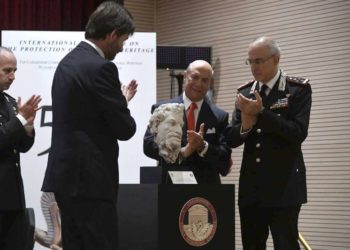 El embajador de Estados Unidos en Italia ha devuelto a los funcionarios italianos la cabeza de una estatua robada