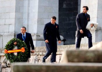 España exhuma los restos del dictador español, el general Francisco Franco, de su  mausoleo a las afueras de Madrid