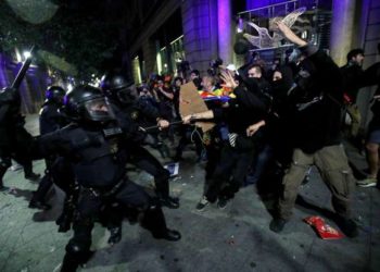 La policía española y una multitud de manifestantes se enfrentaron en las calles de Barcelona