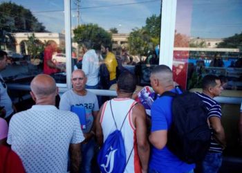 Cubanos acudieron en masa a tiendas que abrieron en La Habana el lunes