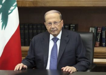 El presidente de Líbano instó el jueves, a decenas de miles de manifestantes, a respaldar las reformas para salvar al país