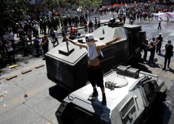 Decenas de miles de manifestantes invadieron la capital de Chile estableciendo enfrentamientos con la policía