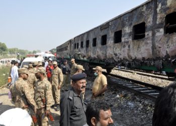 El jueves, un intenso incendio arrasó un tren en la provincia oriental de Punjab en Pakistán, matando a 74 personas