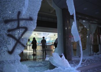 Manifestantes  atacaron la oficina de  la agencia oficial de noticias Xinhua en Hong Kong  el sábado