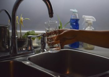 Estudio revela canadienses han estado expuestos  a altos niveles de plomo en su agua potable