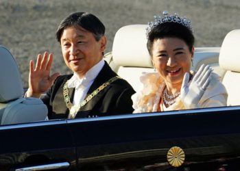 Cientos de miles saludan al emperador de Japón en el desfile de entronización