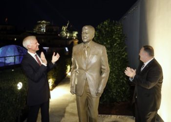 La embajada de Estados Unidos en Berlín reveló el viernes una estatua en honor  a Ronald Reagan