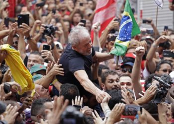 Liberado de su celda, el ex presidente Lula da Silva dijo  el sábado que puede recuperar la presidencia de Brasil en el 2022