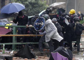 La policía de Hong Kong lucha contra manifestantes, en campus universitario asediado