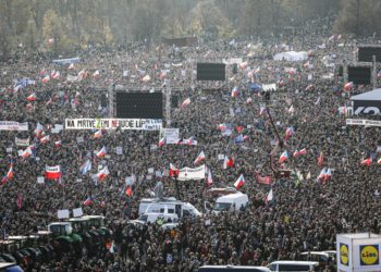 Un cuarto de millón de checos se reúnen,  en aniversario de la Revolución, para dar ultimátum al  ministro Andrej Babis