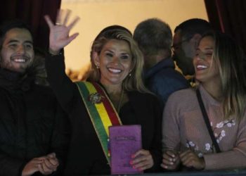 Incertidumbre en Bolivia, ahora que la senadora  Jeanine Añez se declaró presidenta interina del país