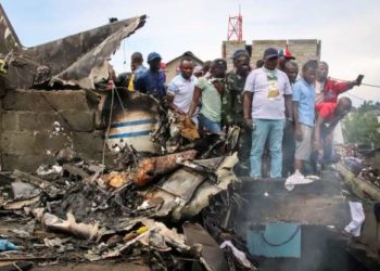 Al menos 24 personas murieron, cuando un pequeño avión se estrelló el domingo en el Congo