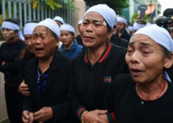 Vietnamitas entierran a las primeras víctimas de polizontes encontrados muertos en el Reino Unido