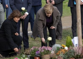 Angela Merkel rindió homenaje a 10 personas que fueron asesinadas por un grupo neonazi
