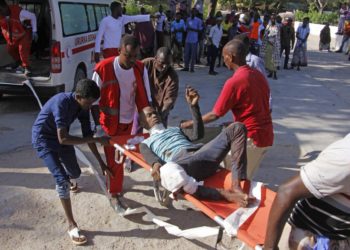 Un camión bomba explotó en la capital de Somalia el sábado, matando al menos a 79