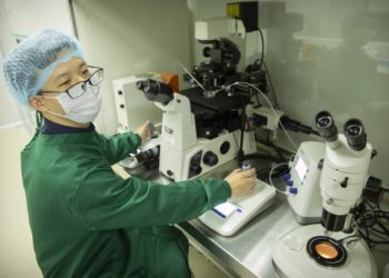 China condena a 3 investigadores involucrados en bebés editados genéticamente