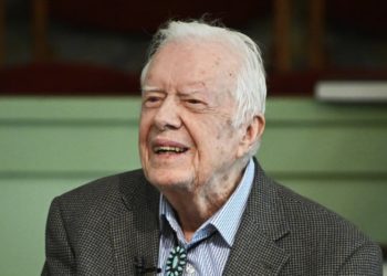 Después de una cirugía cerebral, Jimmy Carter regresa a la iglesia local