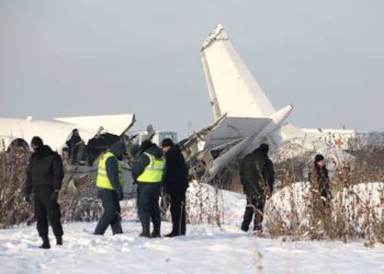Avión se estrella después del despegue en Kazajstán, matando al menos a 15