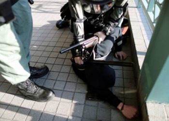 La policía de Hong Kong arrestó a una docena de manifestantes en un centro comercial el sábado