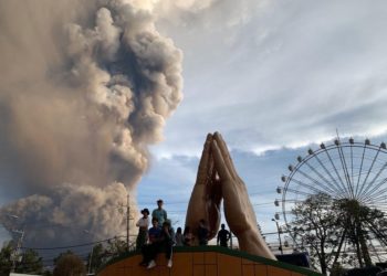 Un volcán cerca de la capital filipina estalló, lo que obligó el cierre del aeropuerto internacional de Manila