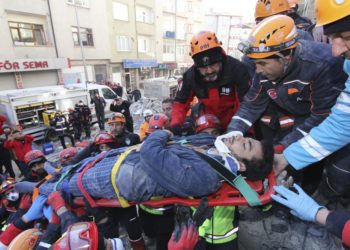 La cifra de muertos por un  terremoto que sacudió el este de Turquía aumentó a 29 el sábado