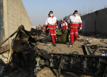 Un avión de pasajeros ucraniano que transportaba a 176 personas se estrelló el miércoles