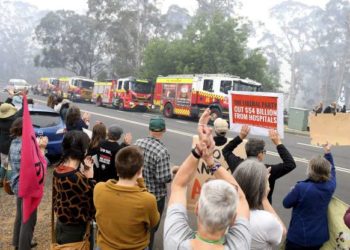 Militares se movilizan para la evacuación a gran escala de los incendios forestales de Australia
