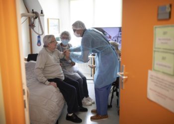 Prueba masiva de virus en hogares de ancianos busca combatir la soledad