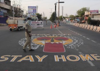 Muchos desconfían de la reapertura de virus a medida que crece la división partidaria en los EEUU