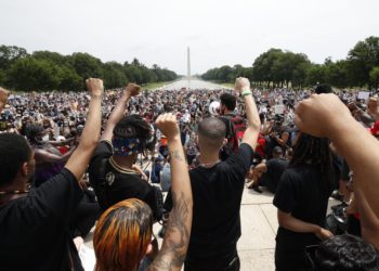 Manifestantes llegan a DC para la demostración más grande hasta la fecha