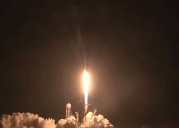 El cohete SpaceX que transporta a cuatro astronautas despega con éxito