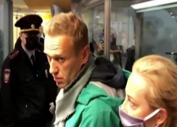 Líder de la oposición rusa, Alexei Navalny, detenido por la policía al llegar a Rusia