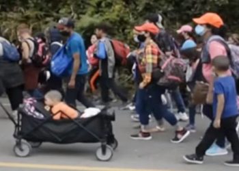 Las fuerzas guatemaltecas chocan con caravana de migrantes