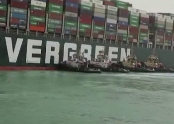 Continúan los esfuerzos para mover el barco Ever Given en el Canal de Suez