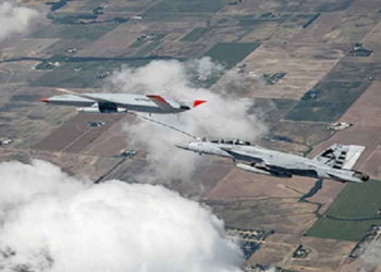 Drone reabastece de combustible a un avión de combate de la Marina en el aire